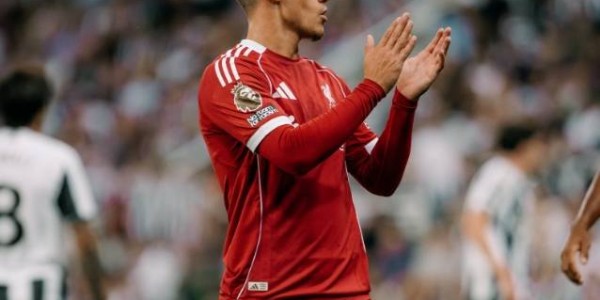 2场丢了4球！后防隐患爆发，科纳特心不在焉，利物浦赶紧换人吧