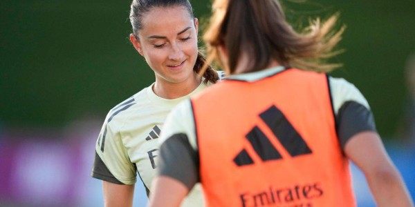 这球红牌？曼联女足欧冠铲球染红！球迷吐槽“史上最糟糕红牌”